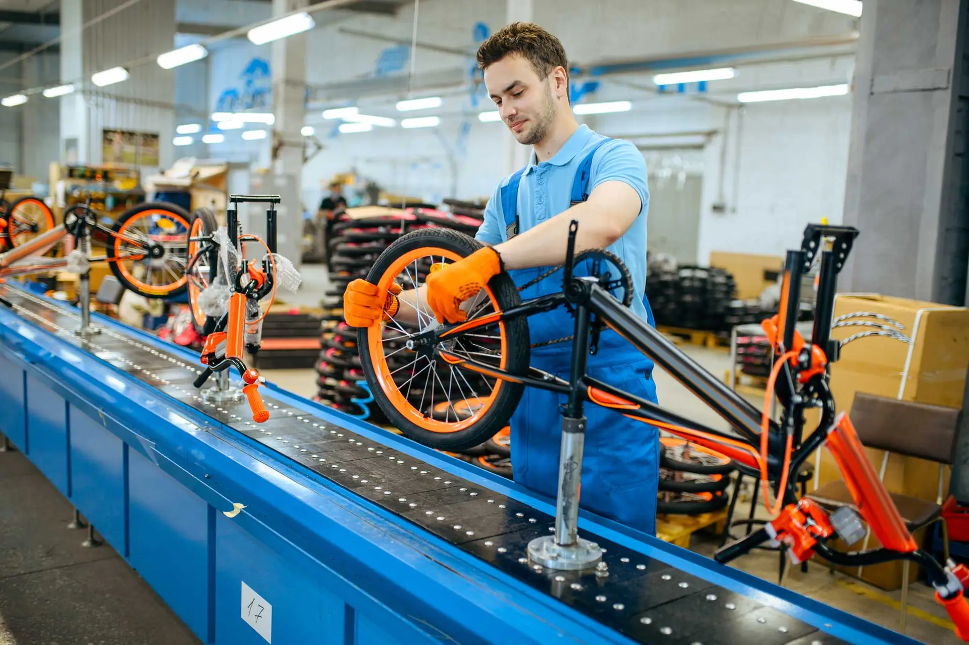 Arbeiter an Fließband mit PIKKI® Arbeitsplatzmatten für sicheren und ergonomischen Stand